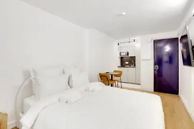 Un ou plusieurs lits dans un hébergement de l'établissement Cozy studio in the Bastille neighborhood