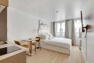 Un ou plusieurs lits dans un hébergement de l'établissement Cozy and central studio in Paris Share Save