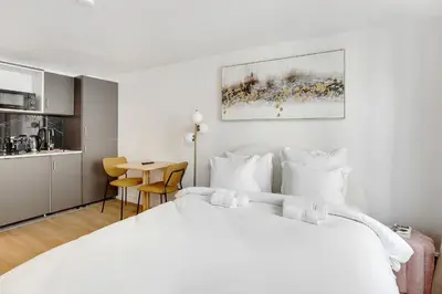 Un ou plusieurs lits dans un hébergement de l'établissement Cozy and central studio in Paris Share Save