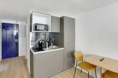 Cuisine ou kitchenette dans l'établissement Cozy and central studio in Paris Share Save