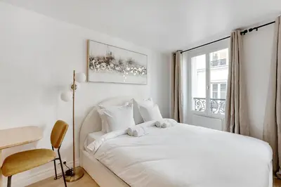 Un ou plusieurs lits dans un hébergement de l'établissement Cozy and central studio in Paris Share Save