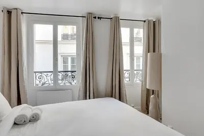 Un ou plusieurs lits dans un hébergement de l'établissement Cozy and central studio in Paris Share Save