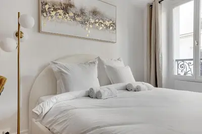 Un ou plusieurs lits dans un hébergement de l'établissement Cozy and central studio in Paris Share Save