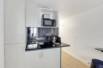 Cuisine ou kitchenette dans l'établissement Bright studio close to Bastille