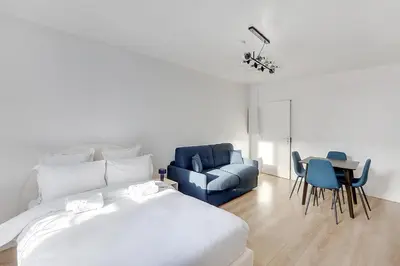 Un ou plusieurs lits dans un hébergement de l'établissement Spacious and comfortable studio in Bastille