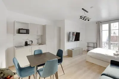 Cuisine ou kitchenette dans l'établissement Spacious and comfortable studio in Bastille