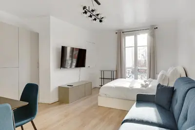Télévision ou salle de divertissement dans l'établissement Spacious and comfortable studio in Bastille