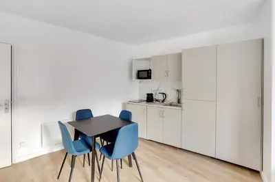 Cuisine ou kitchenette dans l'établissement Spacious and comfortable studio in Bastille
