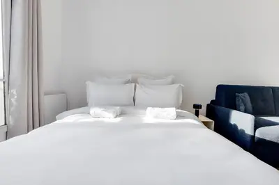 Un ou plusieurs lits dans un hébergement de l'établissement Spacious and comfortable studio in Bastille