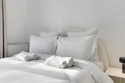 Un ou plusieurs lits dans un hébergement de l'établissement Spacious and comfortable studio in Bastille