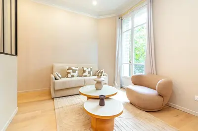 Coin salon dans l'établissement Tastefully decorated air-conditioned apartment - Paris 17