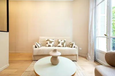 Coin salon dans l'établissement Tastefully decorated air-conditioned apartment - Paris 17