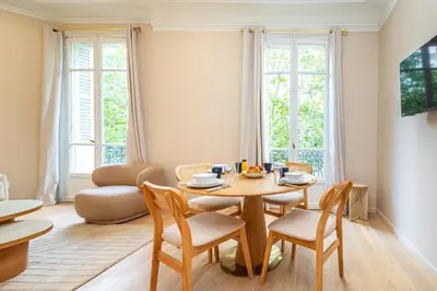 Télévision ou salle de divertissement dans l'établissement Tastefully decorated air-conditioned apartment - Paris 17