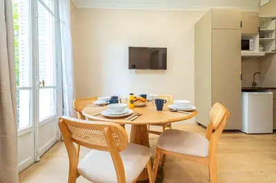 Cuisine ou kitchenette dans l'établissement Tastefully decorated air-conditioned apartment - Paris 17