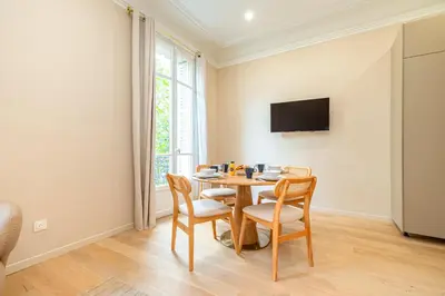 Télévision ou salle de divertissement dans l'établissement Tastefully decorated air-conditioned apartment - Paris 17