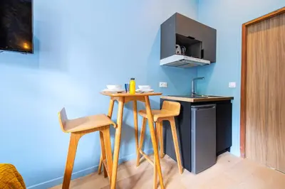 Cuisine ou kitchenette dans l'établissement Air-conditioned & fully equipped studio in Paris 17