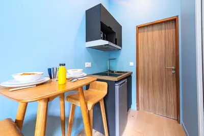 Cuisine ou kitchenette dans l'établissement Air-conditioned & fully equipped studio in Paris 17