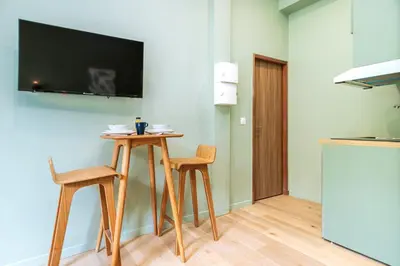 Télévision ou salle de divertissement dans l'établissement Air-conditioned design studio