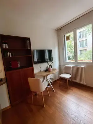 Télévision ou salle de divertissement dans l'établissement Quiet Furnished Studio in Neuilly