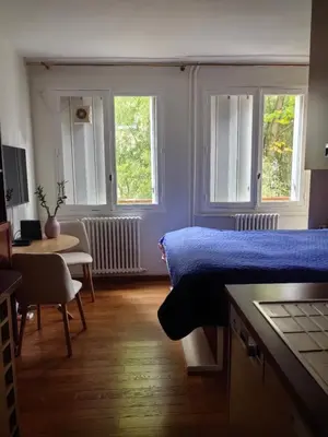Un ou plusieurs lits dans un hébergement de l'établissement Quiet Furnished Studio in Neuilly
