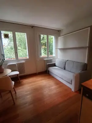 Coin salon dans l'établissement Quiet Furnished Studio in Neuilly