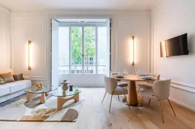 Télévision ou salle de divertissement dans l'établissement Elegant 2-room air-conditioned apartment - Paris 17