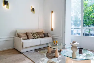 Coin salon dans l'établissement Elegant 2-room air-conditioned apartment - Paris 17