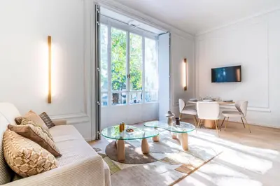 Coin salon dans l'établissement Elegant 2-room air-conditioned apartment - Paris 17