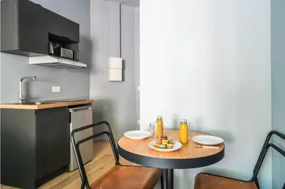 Cuisine ou kitchenette dans l'établissement Bright, air-conditioned studio in Paris 17