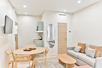 Coin salon dans l'établissement Air-conditioned & comfortable studio in Paris 17