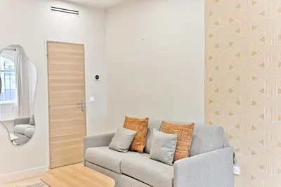 Coin salon dans l'établissement Air-conditioned & comfortable studio in Paris 17