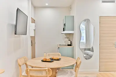 Cuisine ou kitchenette dans l'établissement Air-conditioned & comfortable studio in Paris 17