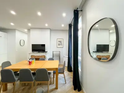 Télévision ou salle de divertissement dans l'établissement UrbanFlat 126 - Grand Appartement Parisien dans le centre