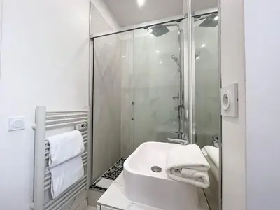 Salle de bains dans l'établissement UrbanFlat 126 - Grand Appartement Parisien dans le centre