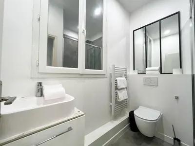 Salle de bains dans l'établissement UrbanFlat 126 - Grand Appartement Parisien dans le centre