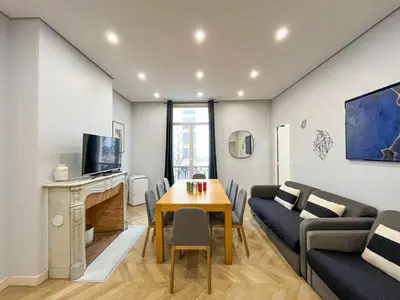 Télévision ou salle de divertissement dans l'établissement UrbanFlat 126 - Grand Appartement Parisien dans le centre