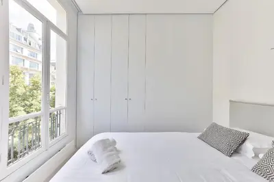 Un ou plusieurs lits dans un hébergement de l'établissement UrbanFlat 126 - Grand Appartement Parisien dans le centre