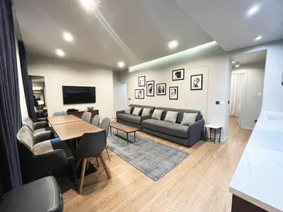 Télévision ou salle de divertissement dans l'établissement UrbanFlat 79 - Bel appartement de 4 chambres Republique