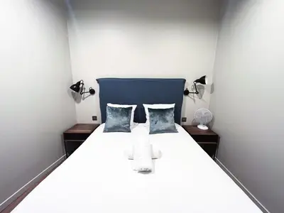 Un ou plusieurs lits dans un hébergement de l'établissement UrbanFlat 79 - Bel appartement de 4 chambres Republique