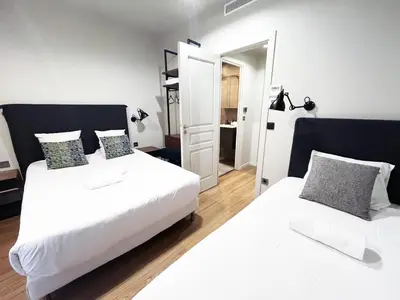 Un ou plusieurs lits dans un hébergement de l'établissement UrbanFlat 79 - Bel appartement de 4 chambres Republique