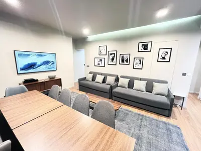 Coin salon dans l'établissement UrbanFlat 79 - Bel appartement de 4 chambres Republique
