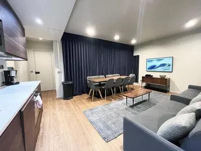 Cuisine ou kitchenette dans l'établissement UrbanFlat 79 - Bel appartement de 4 chambres Republique