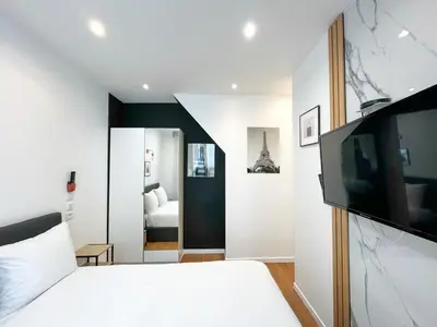 Télévision ou salle de divertissement dans l'établissement UrbanFlat 115 - Grand Duplex dans le centre de Paris