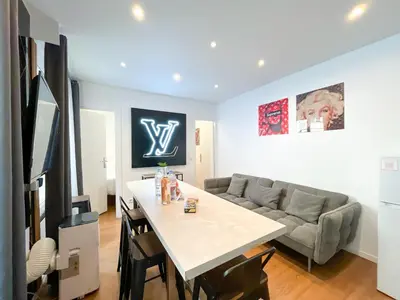 Télévision ou salle de divertissement dans l'établissement UrbanFlat 115 - Grand Duplex dans le centre de Paris