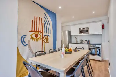 Cuisine ou kitchenette dans l'établissement UrbanFlat 102 - Large apartment Opera District