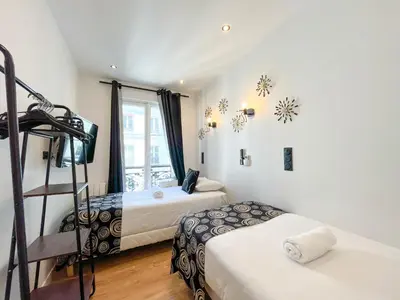 Un ou plusieurs lits dans un hébergement de l'établissement Urban Flat 105 - Haussmann Opera 4 bedrooms apartment