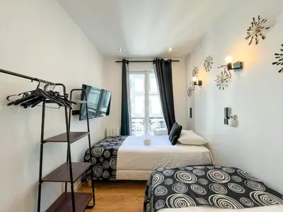 Un ou plusieurs lits dans un hébergement de l'établissement Urban Flat 105 - Haussmann Opera 4 bedrooms apartment