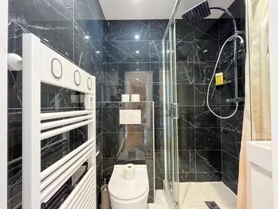 Salle de bains dans l'établissement Urban Flat 105 - Haussmann Opera 4 bedrooms apartment