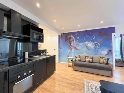 Cuisine ou kitchenette dans l'établissement Urban Flat 105 - Haussmann Opera 4 bedrooms apartment