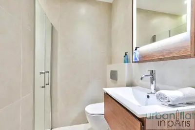 Salle de bains dans l'établissement UrbanFlat 140 - Beautiful Duplex apartment in Saint-Germain des Pres